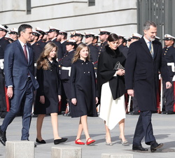 Sus Majestades los Reyes y el presidente del Gobierno a su llegada al Congreso